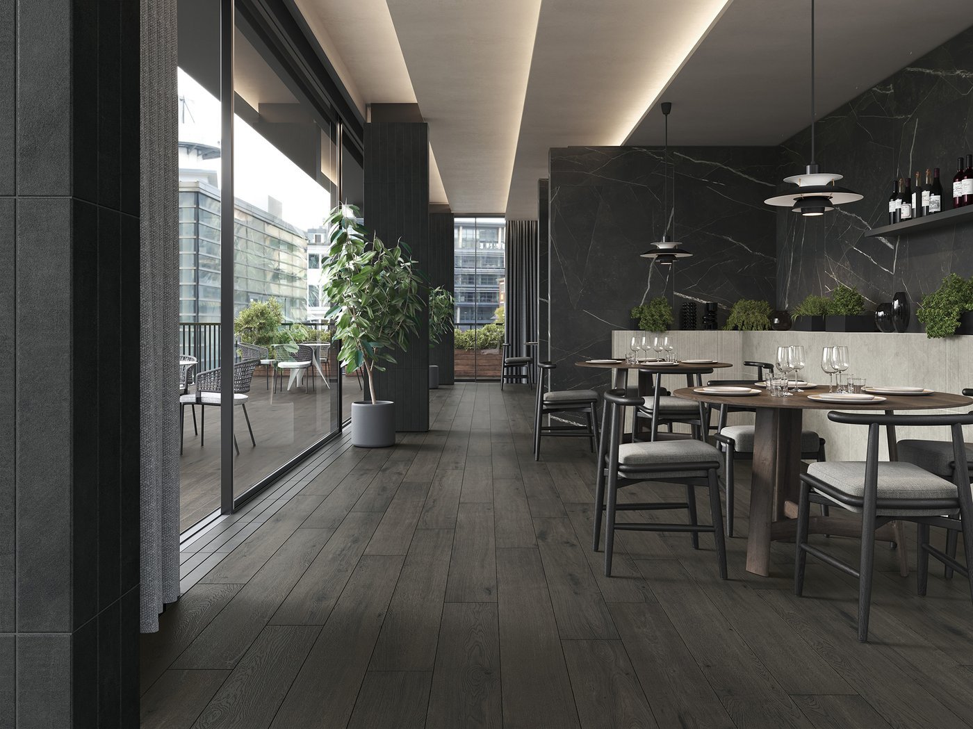 Un salon avec du parquet au sol et du carrelage effet marbre noir sur les murs