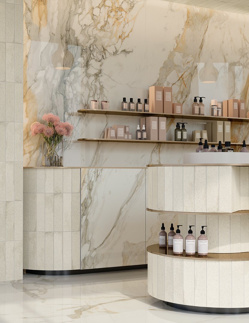Un stand de produits cosmétique avec des murs et le sol en marbre.
