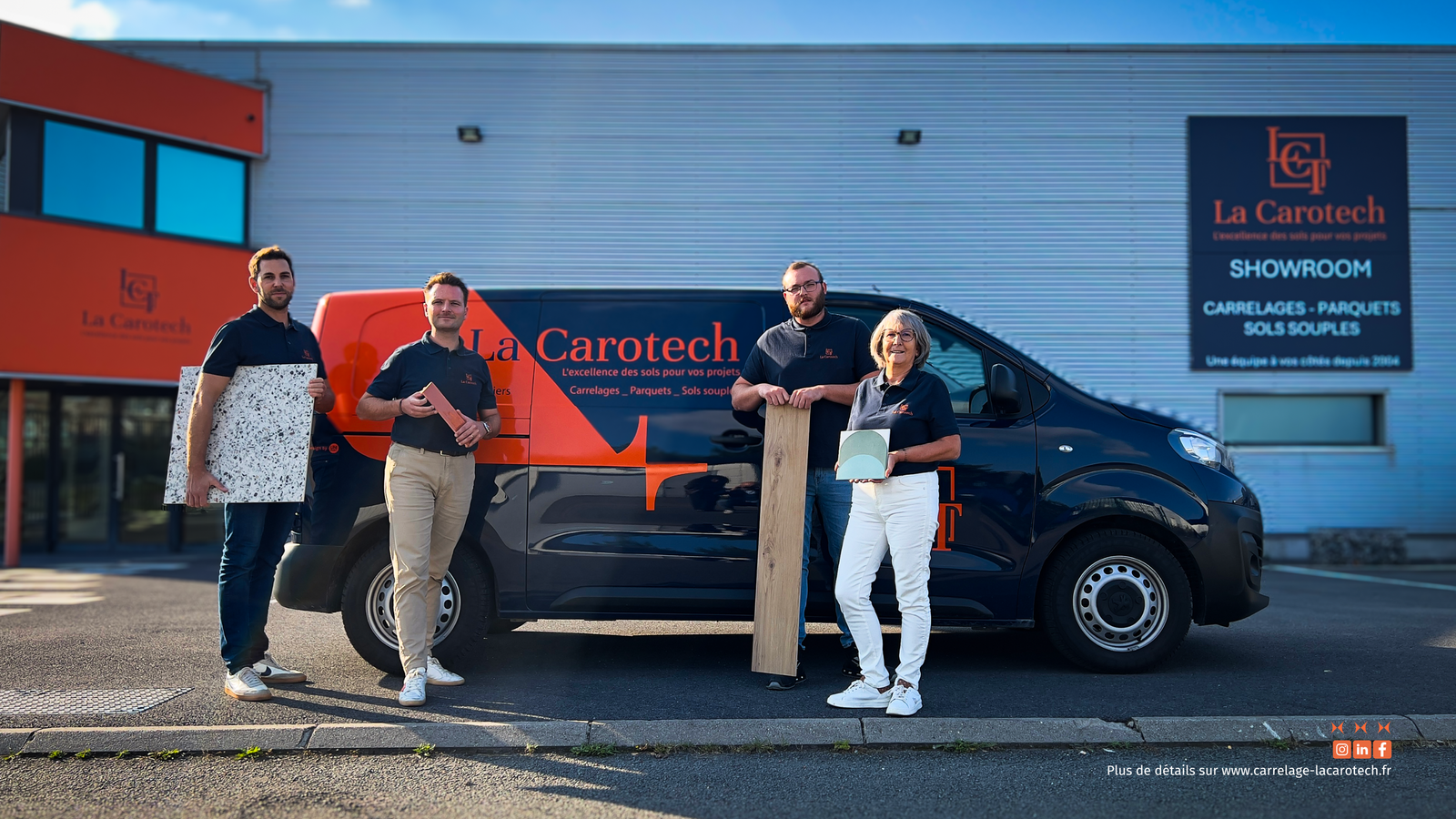 L'équipe de La Carotech composée de 4 personnes posent devant le van et le showroom de l'entreprise